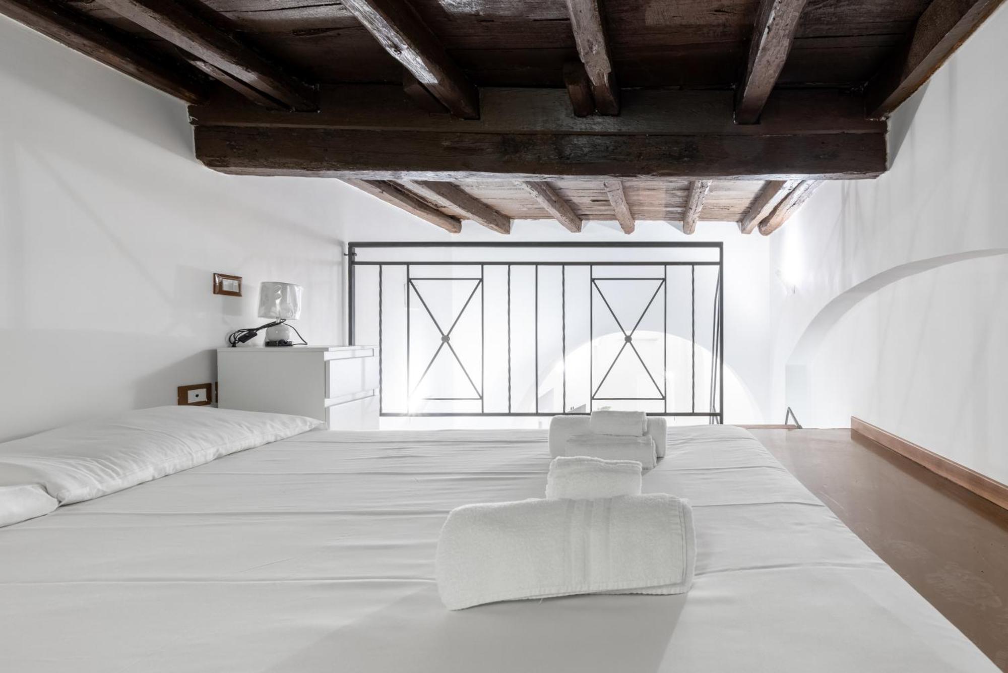 Lovely Studio Apartment - Capocci Rome Luaran gambar
