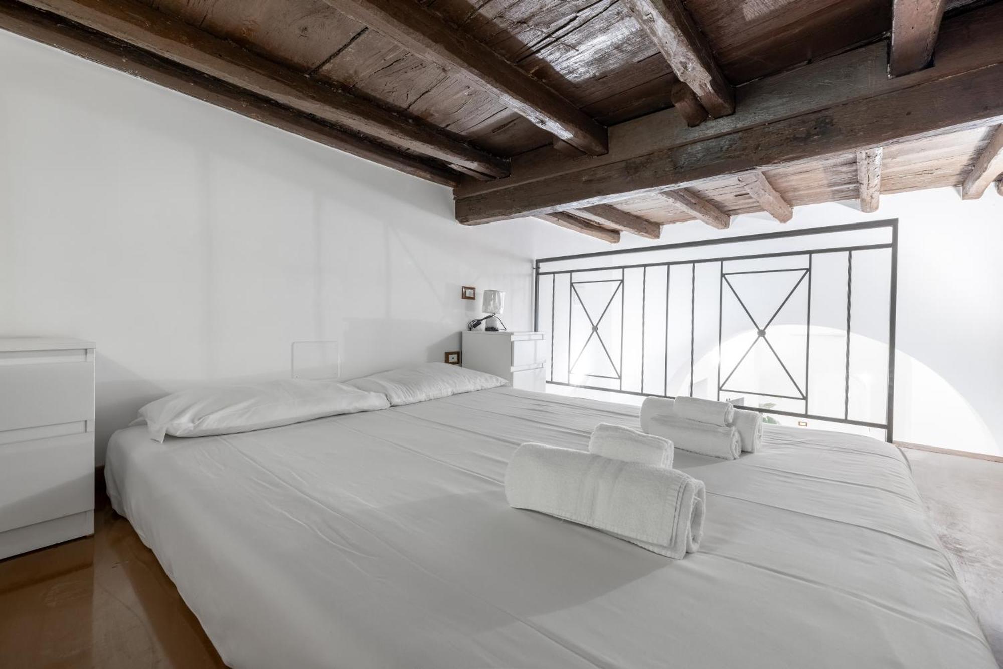 Lovely Studio Apartment - Capocci Rome Luaran gambar