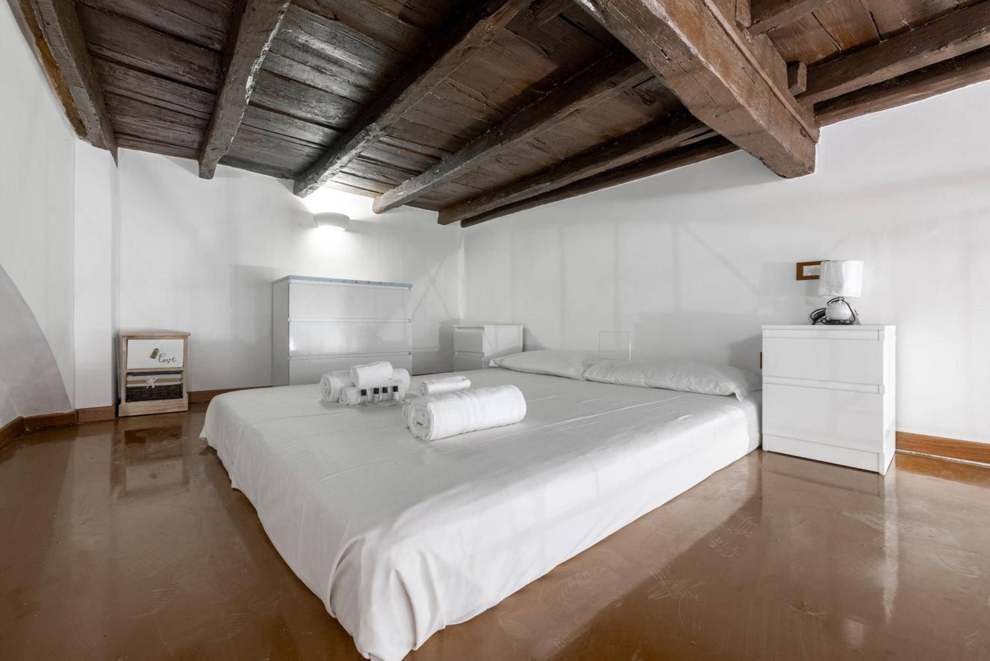 Lovely Studio Apartment - Capocci Rome Luaran gambar